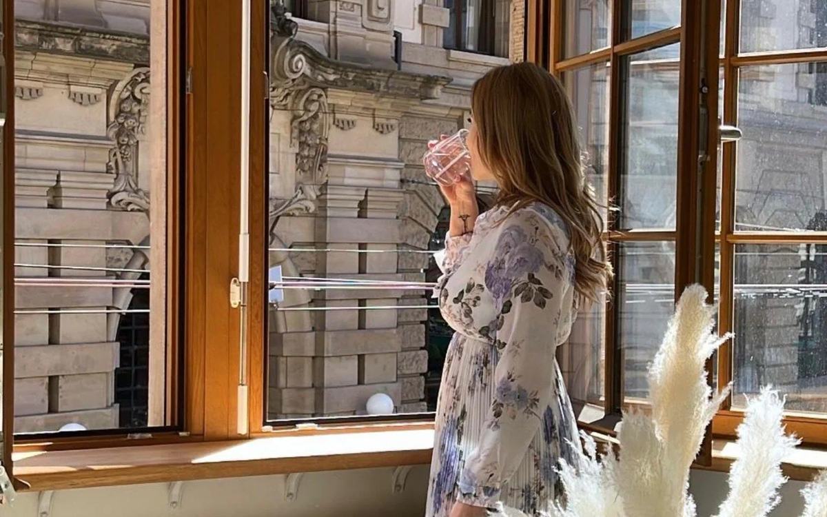 Veronica Taha am Fenster des Instituts am Blumenrain